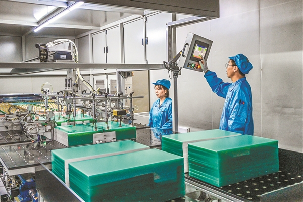 技術(shù)驅(qū)動(dòng)，訂單繁忙——探訪山西宇皓新型光學(xué)材料工廠的創(chuàng)新發(fā)展之路